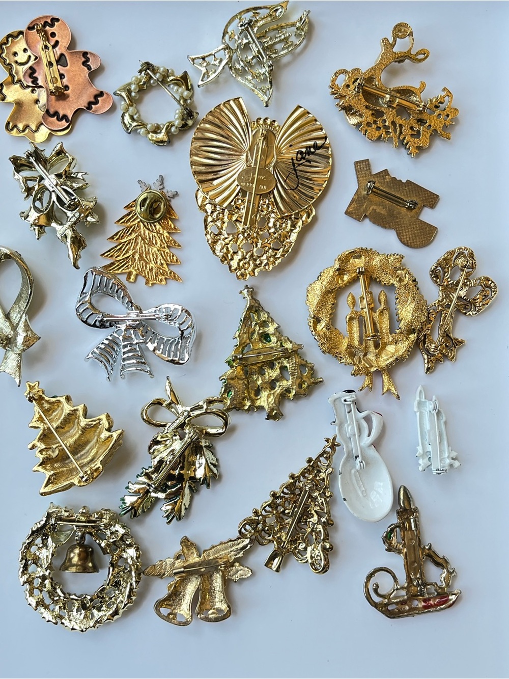 Christmas Holiday Brooch lot of 21 pcs mixed designer gold silver toned jewelry - Picture 13 of 13